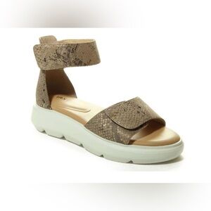 Vaneli Cloe Women's Tan Faux Snake Sandals Size 7W